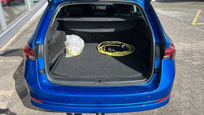 SKODA Octavia Combi Ambition iV *NAVI*4SHZ*RACE BLUE*