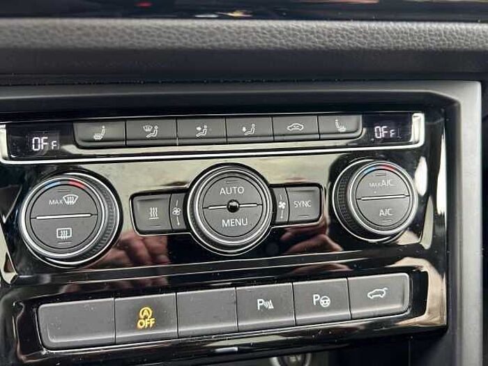 Volkswagen Touran *STHZ*PANO*NAVI*RFK*AHK*SHZ*