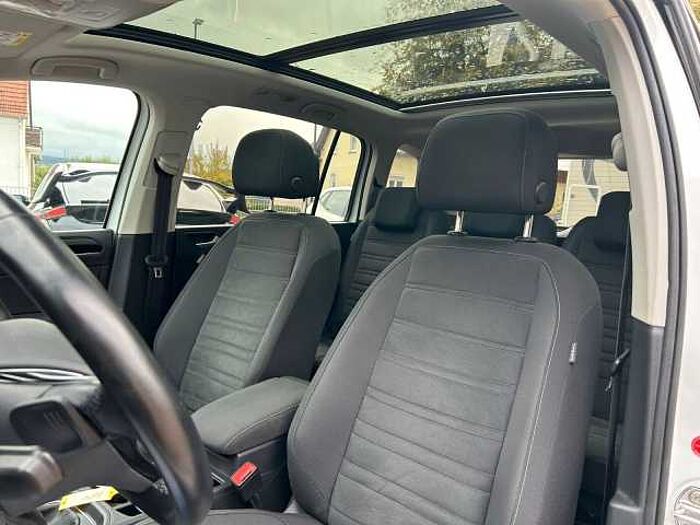 Volkswagen Touran *STHZ*PANO*NAVI*RFK*AHK*SHZ*