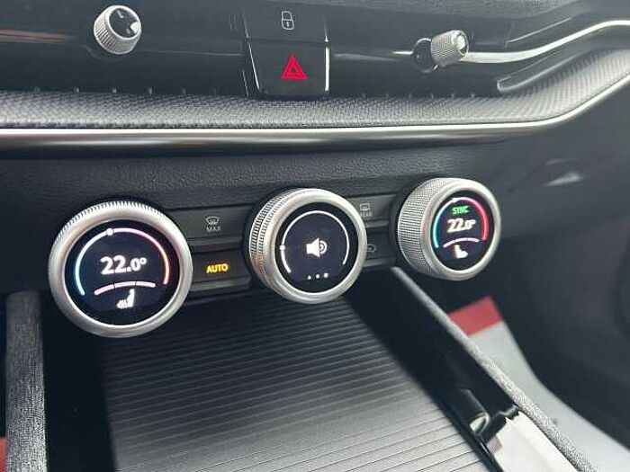 SKODA Superb Combi 2.0 TDI Selection *AHK*NAVI*SHZ*