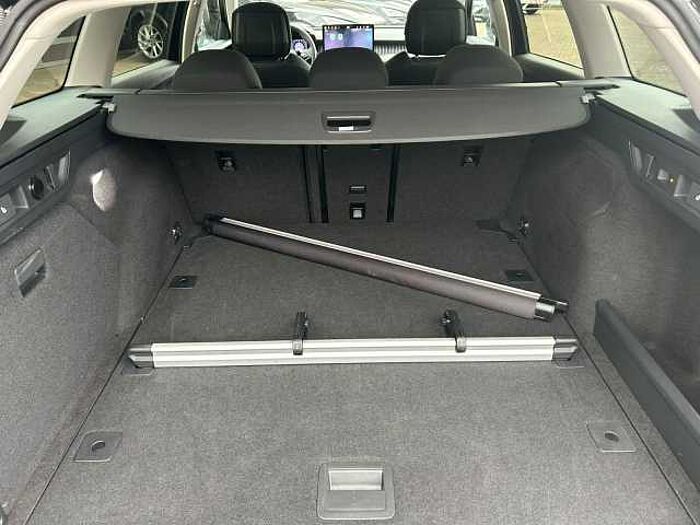 SKODA Superb Combi 2.0 TDI Selection *AHK*NAVI*SHZ*