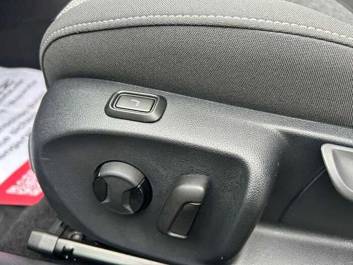 SKODA Superb Combi 2.0 TDI Selection *AHK*NAVI*SHZ*