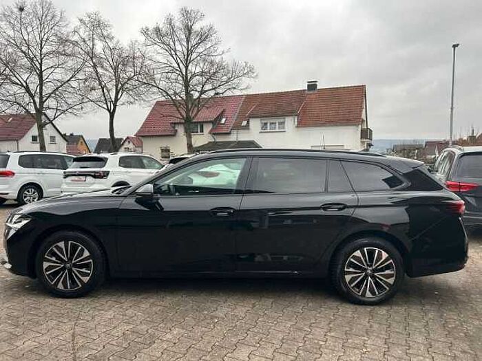 SKODA Superb Combi 2.0 TDI Selection *AHK*NAVI*SHZ*