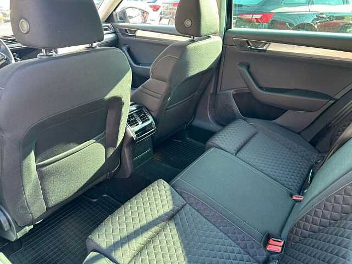 SKODA Superb Combi Ambition *NAVI*SHZ*AHK*Virtual*
